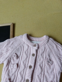 Sweterek niemowlęcy Nutmeg 62 różowy ocieplany kokardki