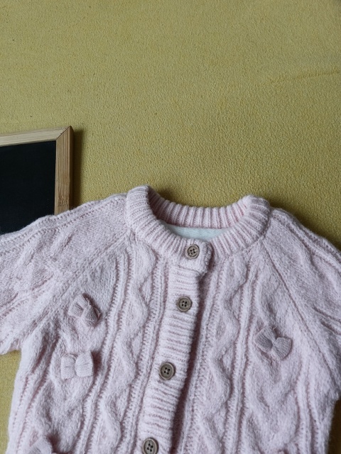 Sweterek niemowlęcy Nutmeg 62 różowy ocieplany kokardki