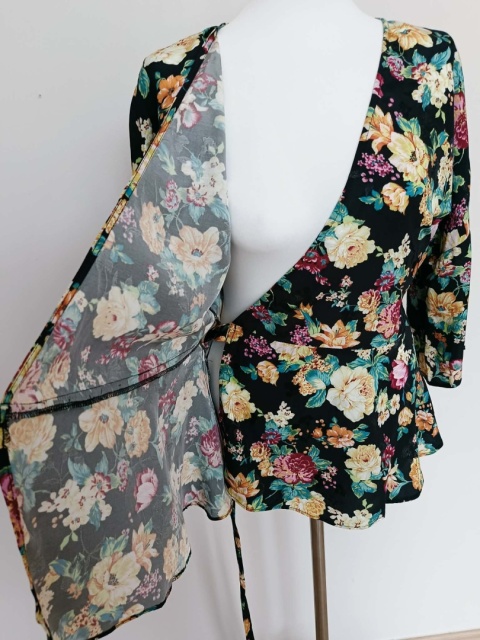 V by Very – kwiecista bluzka kopertowa rozmiar M